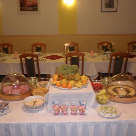 Bella Hotel Szeged Buitenkant foto
