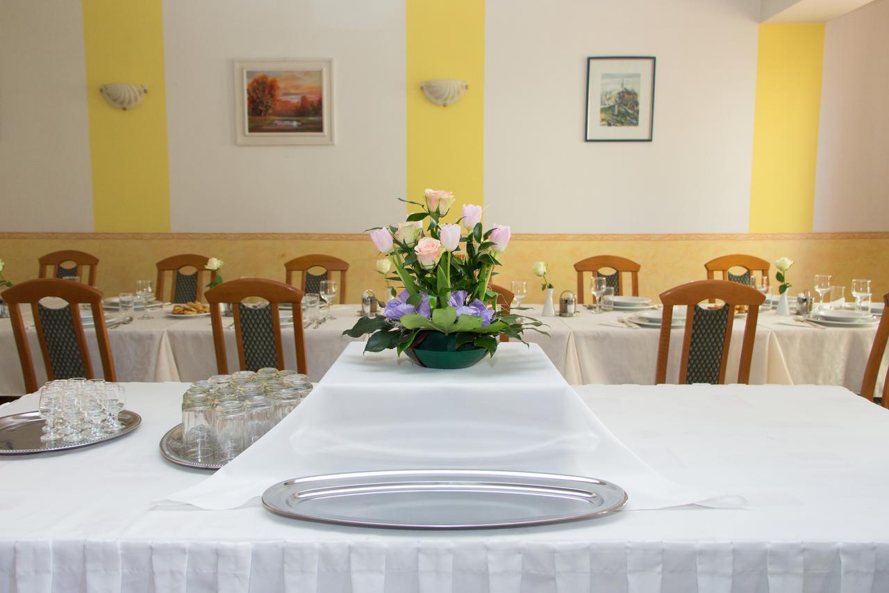 Bella Hotel Szeged Buitenkant foto