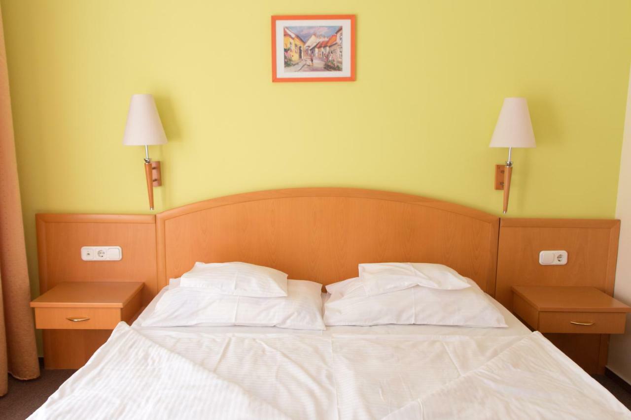 Bella Hotel Szeged Buitenkant foto