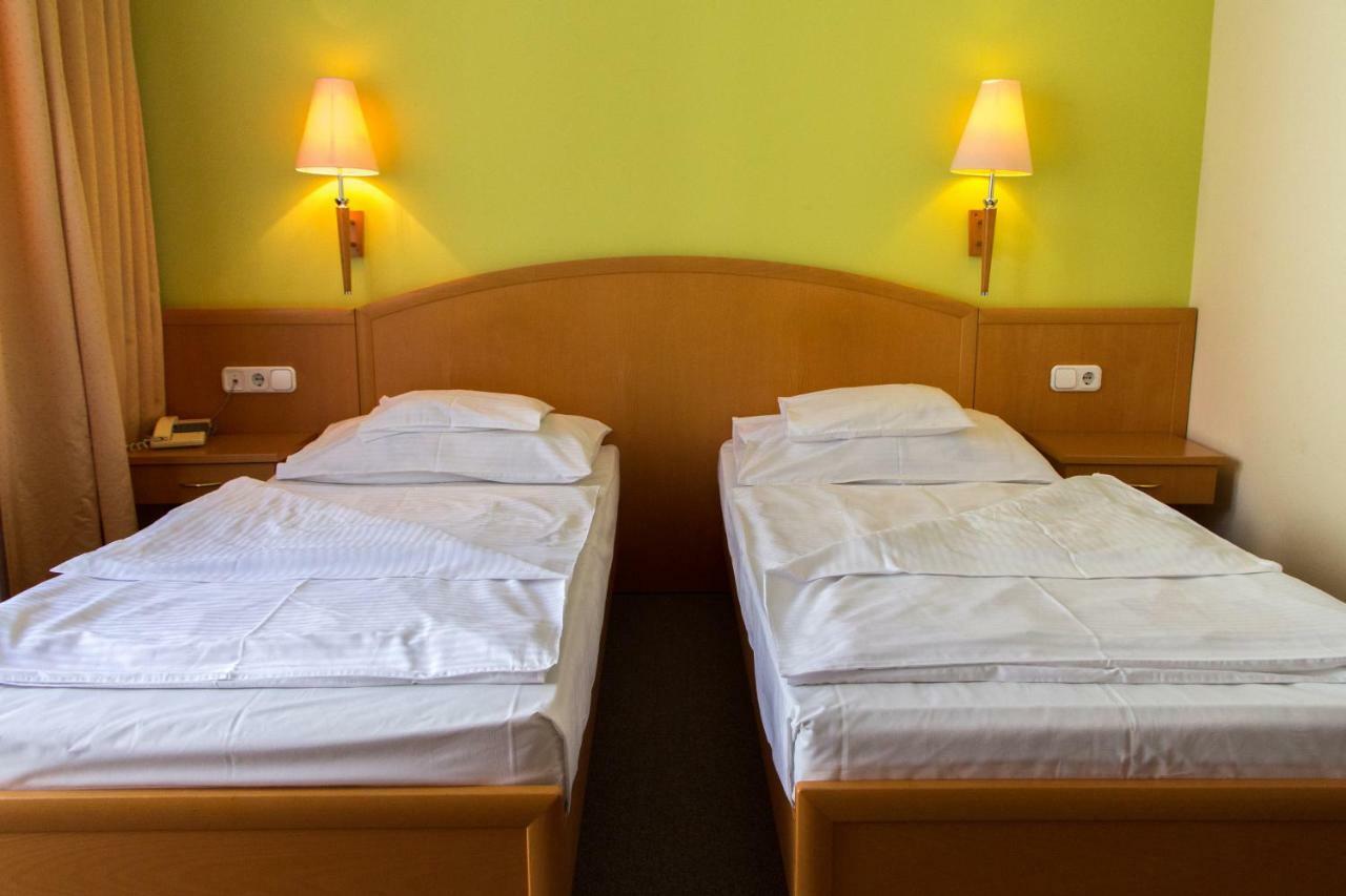 Bella Hotel Szeged Buitenkant foto